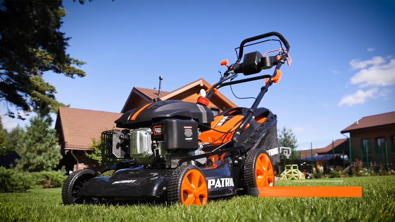 Газонокосилка Patriot PT 52LS в работе